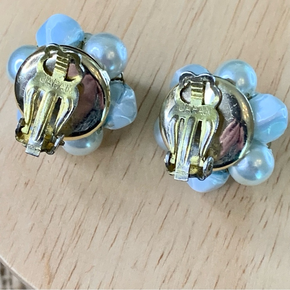 VTG Faux Pearl Cluster Flower Beaded Clip On Earrings Pale Blue & White Japan 1" - Picture 6 of 9